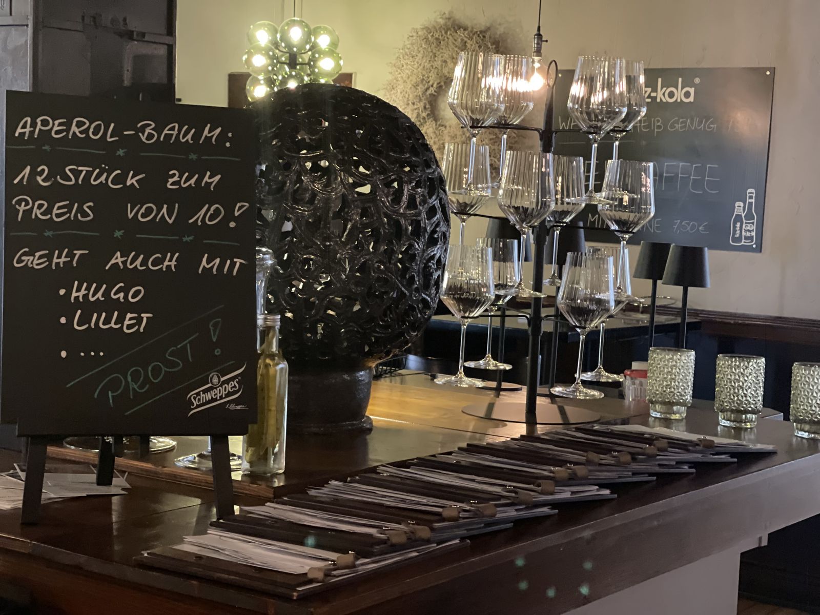 Bar im TILL mit Kreidetafel, Gläsern und Weinflaschen