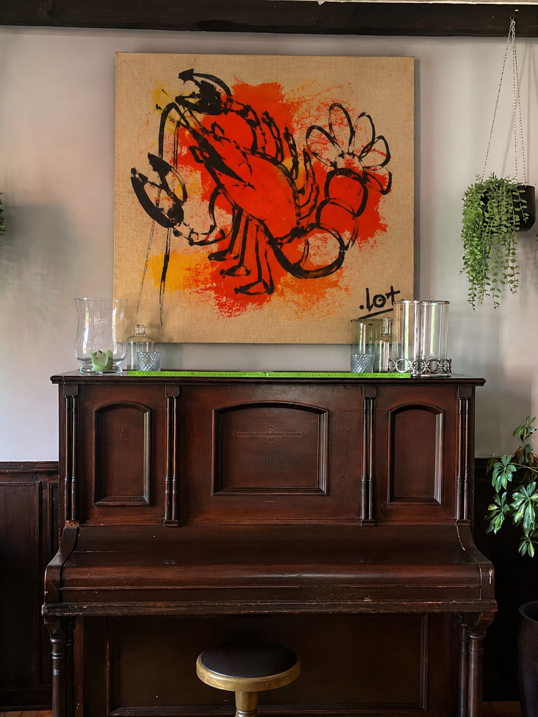 Sideboard mit rotem Kunstwerk an der Wand