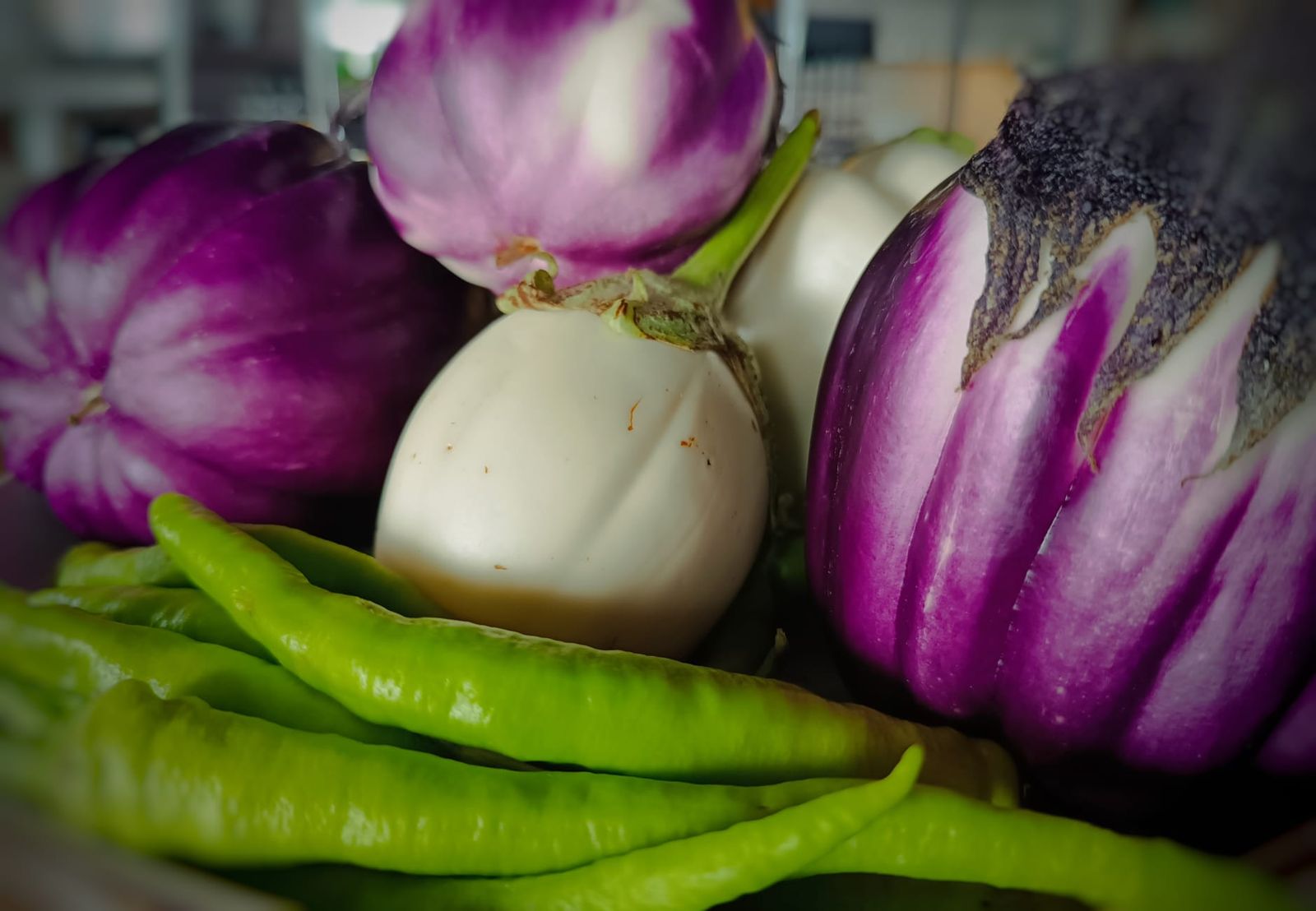 Zwiebeln, Knoblauch und Chilischoten als Zutaten-Arrangement