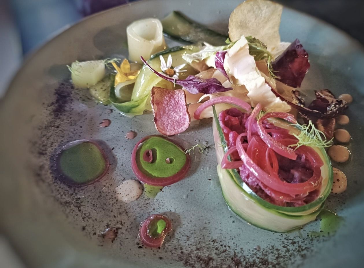 Teller mit Carpaccio, Rote Bete und Gemüse