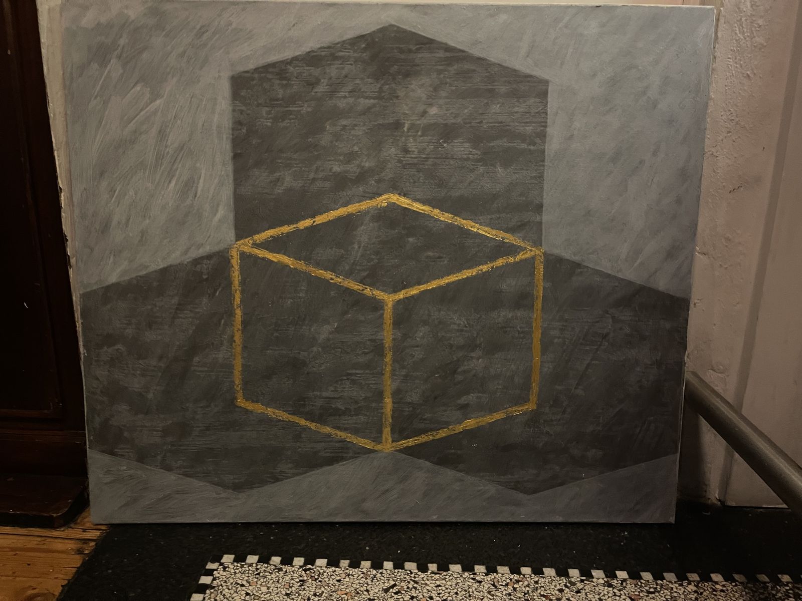 Goldener Würfel als Wandkunst im Gastraum