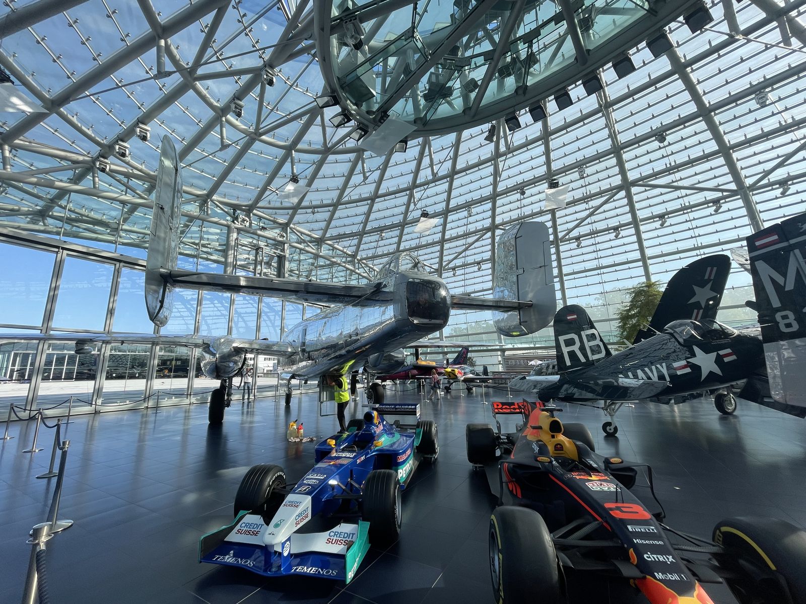 Hangar-7 in Salzburg mit Flugzeugen und Rennwagen