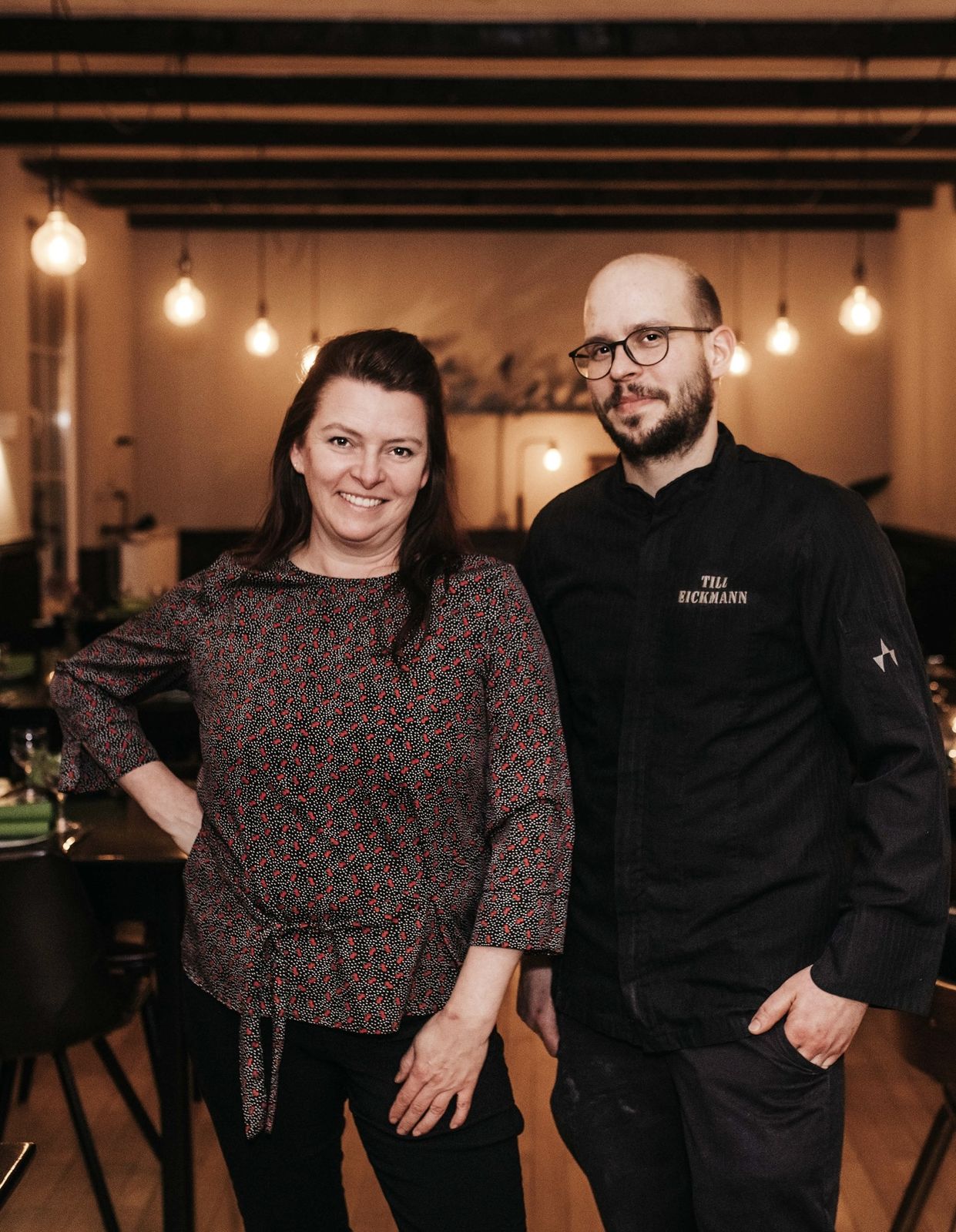 Till Eickmann mit seiner Frau Laura im Gastraum des TILL
